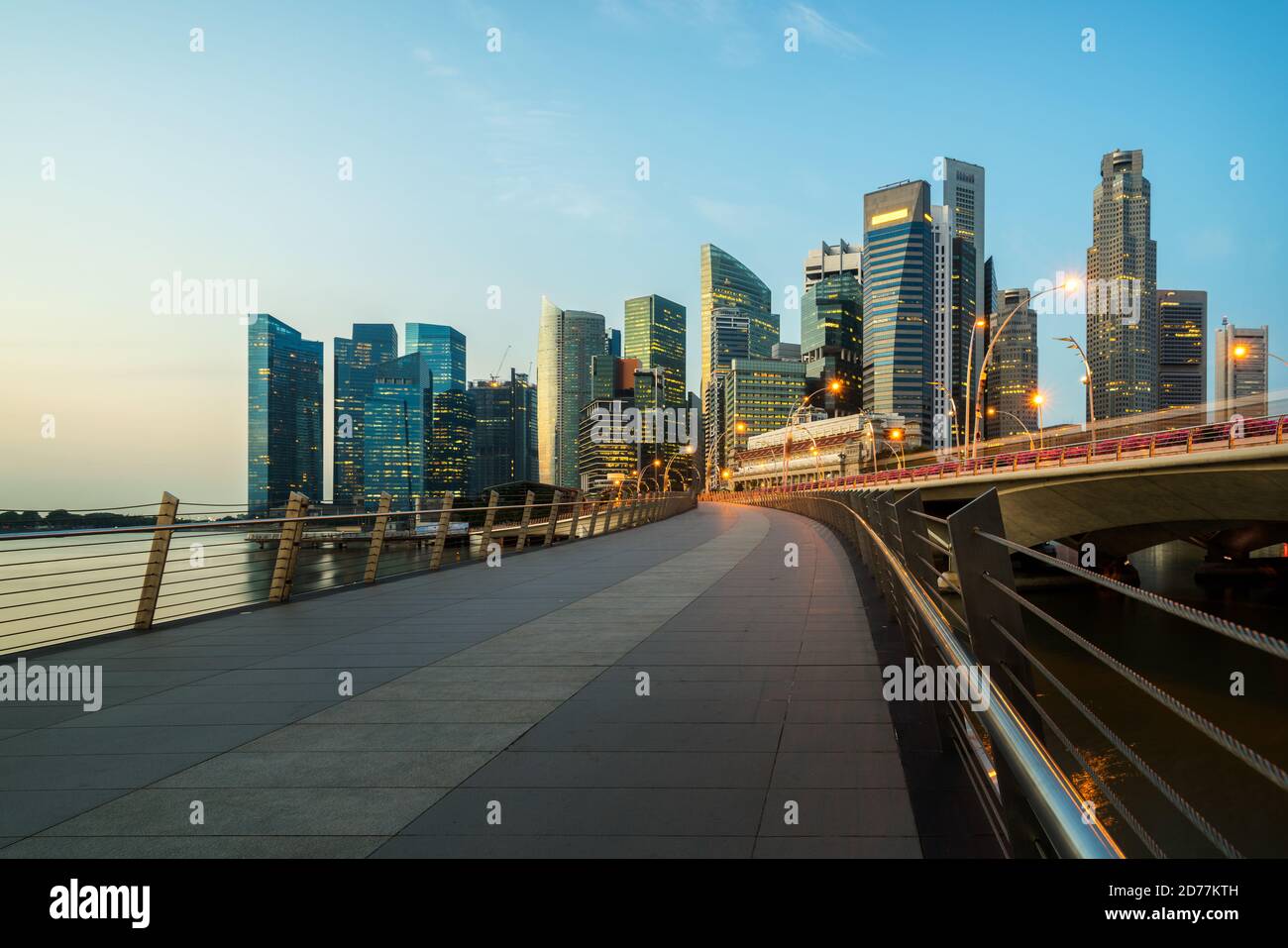 Horizon du quartier financier central de Singapour à l'heure bleue de la baie de la marina. Paysage urbain de Singapour, horizon nocturne, ville. La baie de la marina de Singapour est un point de repère Banque D'Images