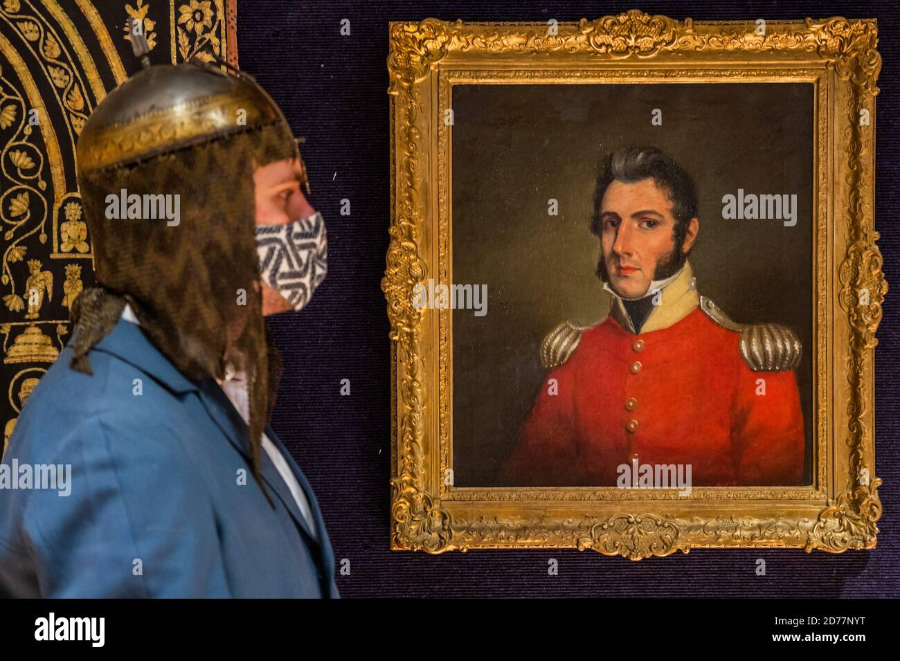 Londres, Royaume-Uni. 21 octobre 2020. Le casque d'une armure en acier laqué or koftgari, Lahore, vers 1820, est de £30,000 - 40,000 avec UN portrait d'un officier britannique, probablement de l'armée du Bengale, par l'artiste Raja Jivan RAM North India, probablement Delhi ou Meerut, daté du 20 juillet 1824, est £4,000 - 6,000 - Aperçu de l'art islamique et indien de Bonhams dû le jeudi 26 octobre, dans la nouvelle rue Bond. Crédit : Guy Bell/Alay Live News Banque D'Images