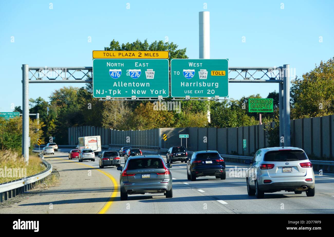 Plymouth Meeting, Pennsylvanie, États-Unis - 17 octobre 2020 - la vue de la circulation sur l'Interstate 476 Sud avec les fractionnements en 476 Nord, 276 est, 2 Banque D'Images
