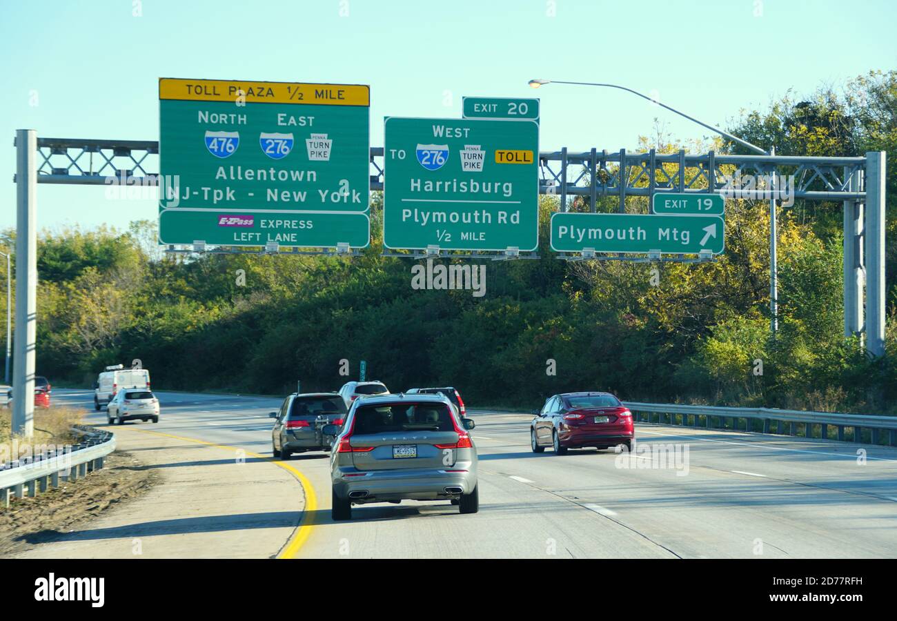 Plymouth Meeting, Pennsylvanie, États-Unis - 17 octobre 2020 - la vue de la circulation sur l'Interstate 476 Sud avec les fractionnements en 476 Nord, 276 est, 2 Banque D'Images