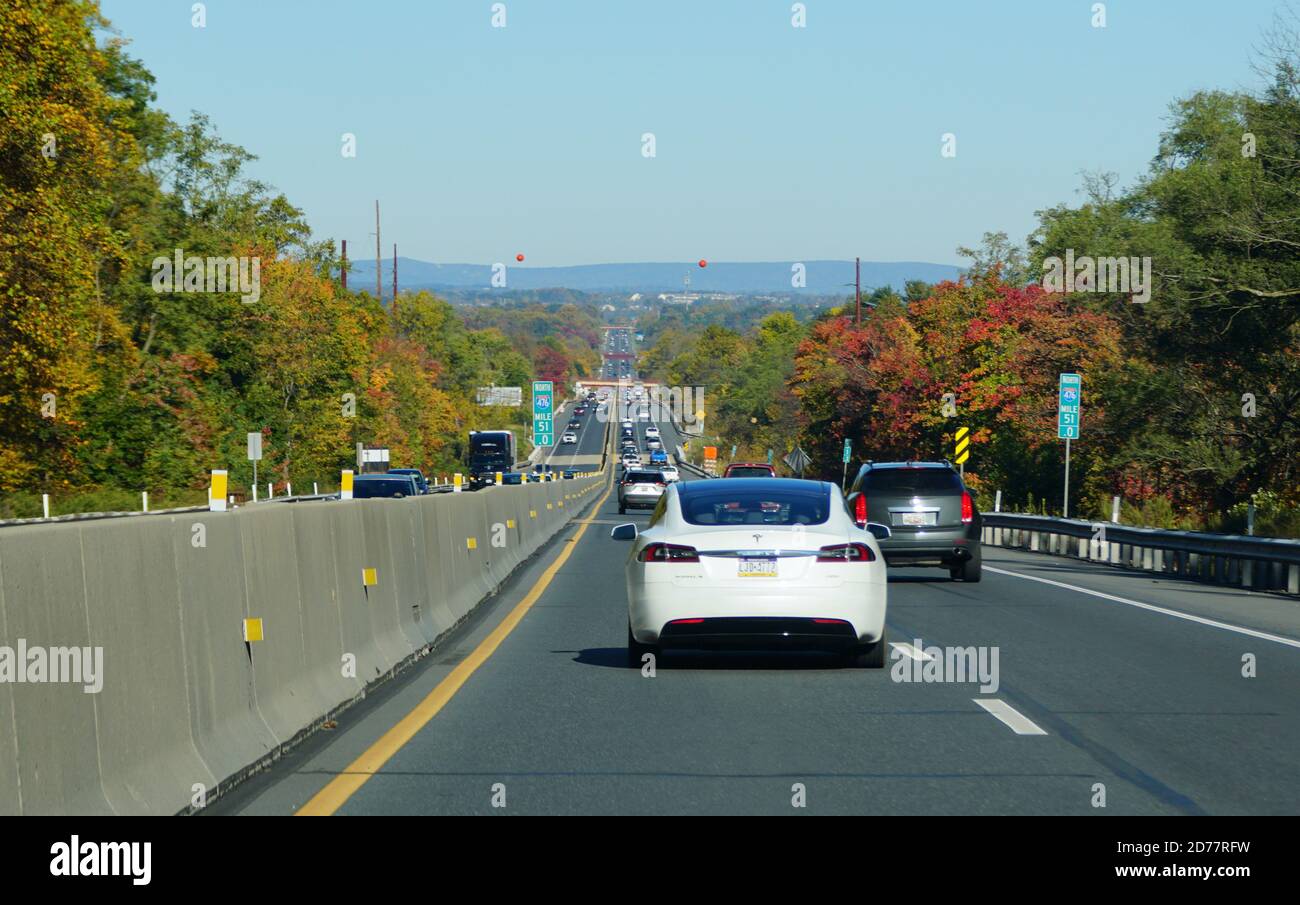 Allentown, Pennsylvanie, États-Unis - 17 octobre 2020 - vue sur la circulation sur l'Interstate 476 Sud surplombant les couleurs saisissantes du feuillage d'automne Banque D'Images