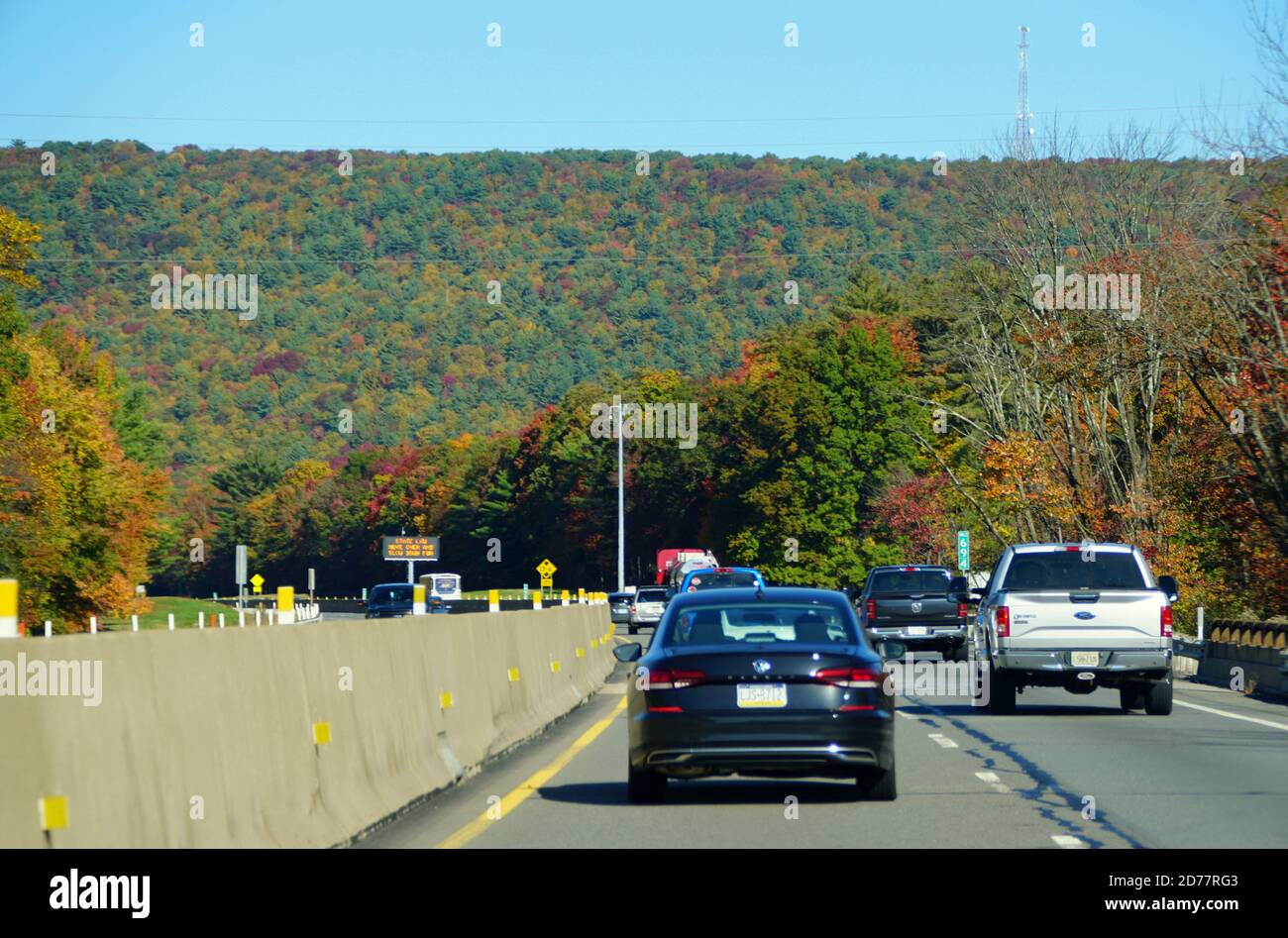 Slatington, Pennsylvanie, États-Unis - 17 octobre 2020 - circulation sur l'Interstate 476 Sud surplombant les couleurs saisissantes du feuillage d'automne Banque D'Images