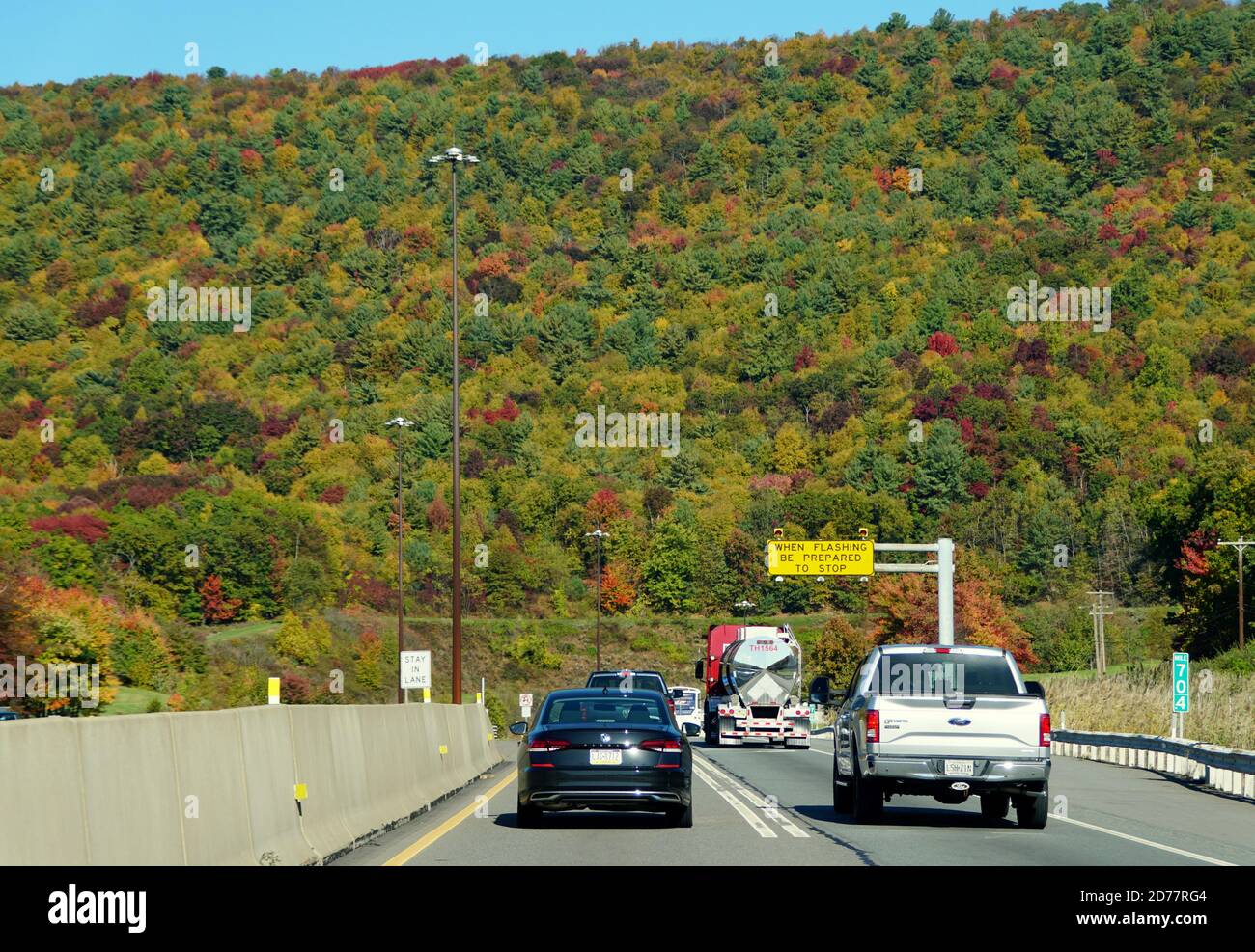 Slatington, Pennsylvanie, États-Unis - 17 octobre 2020 - circulation sur l'Interstate 476 Sud vers le tunnel Lehigh surplombant les couleurs saisissantes du feuillage d'automne Banque D'Images
