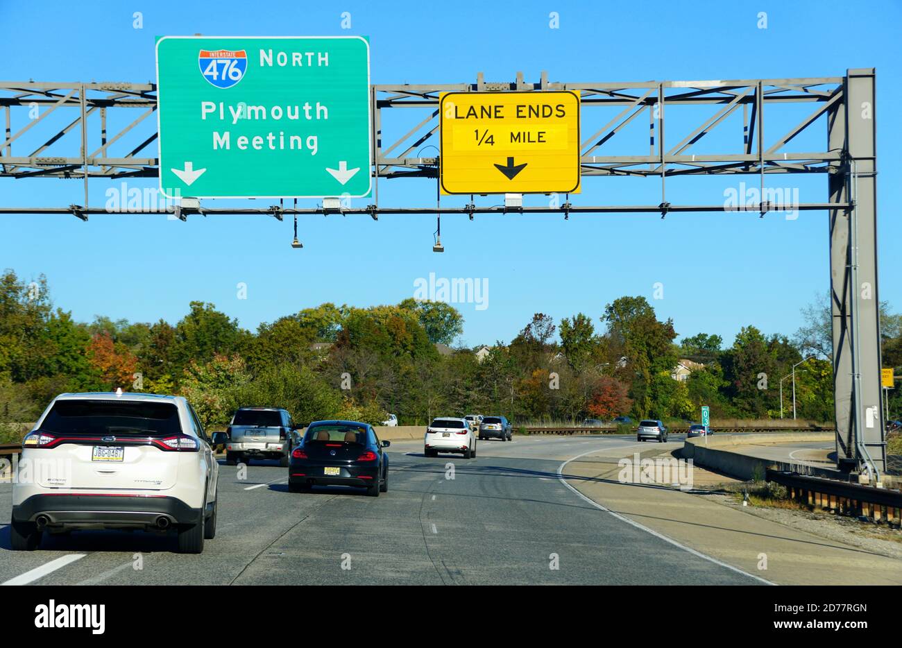Media, Pennsylvania, U.S.A - 17 octobre 2020 - la vue de la circulation sur l'Interstate 476 South surplombant le feuillage d'automne Banque D'Images