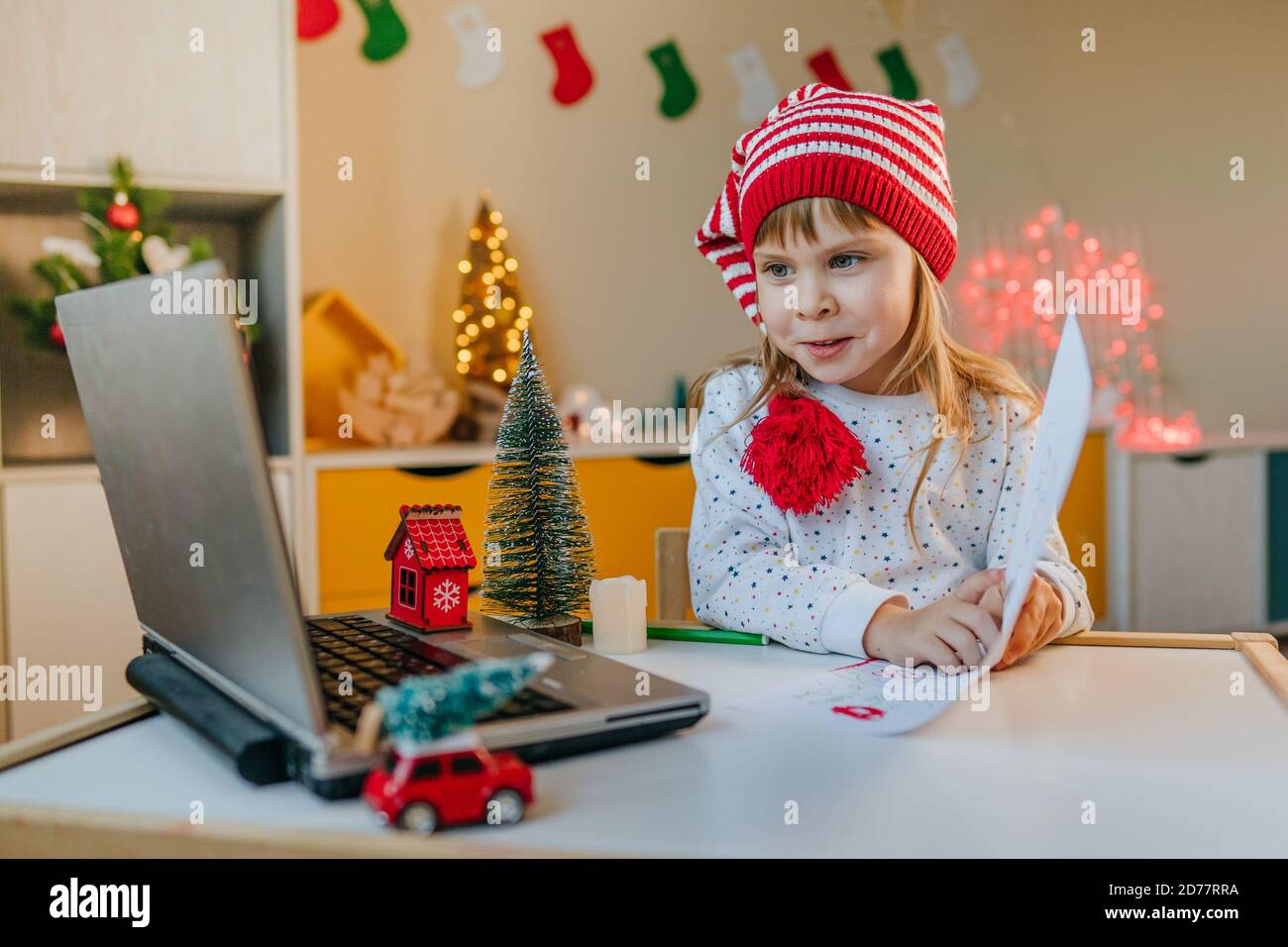 Petite fille utilisant un ordinateur portable pour les appels vidéo Banque D'Images