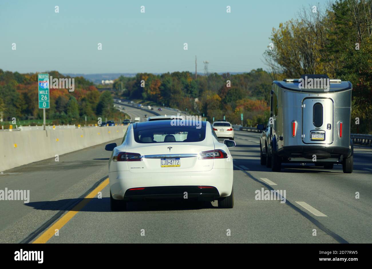 Allentown, Pennsylvanie, États-Unis - 17 octobre 2020 - vue sur la circulation sur l'Interstate 476 Sud surplombant les couleurs saisissantes du feuillage d'automne Banque D'Images