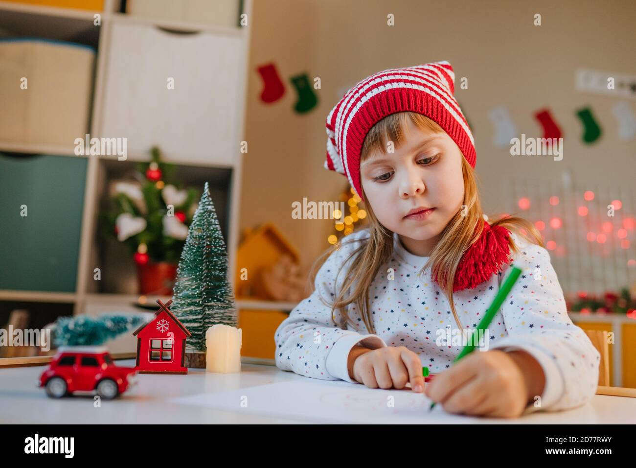 Petite fille écrivant une lettre à Santa Banque D'Images