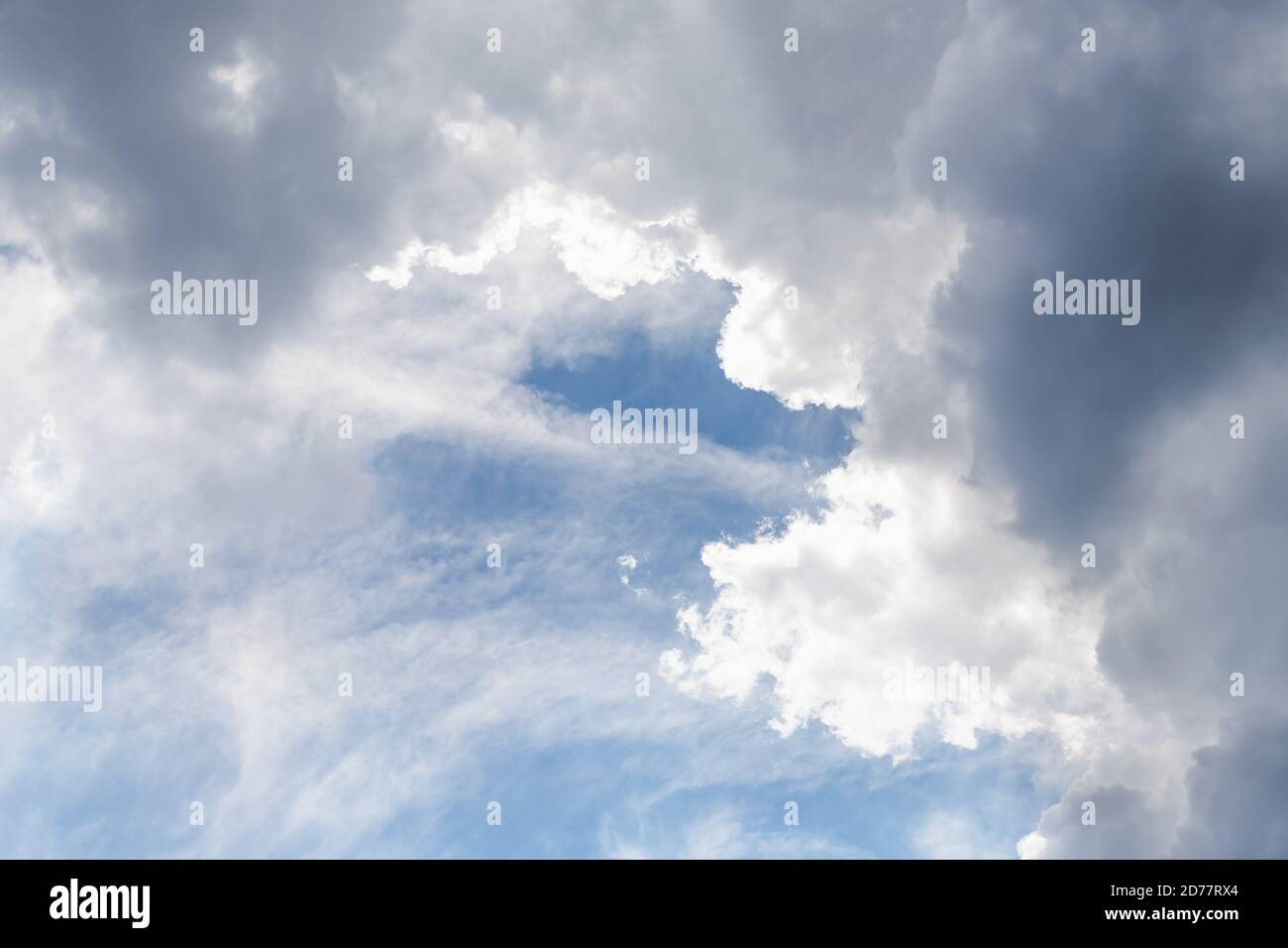 Ciel bleu avec des nuages blancs et gris moelleux et cirrocumulus Banque D'Images Ciel bleu avec des nuages blancs et gris moelleux et cirrocumulus Banque D'Images