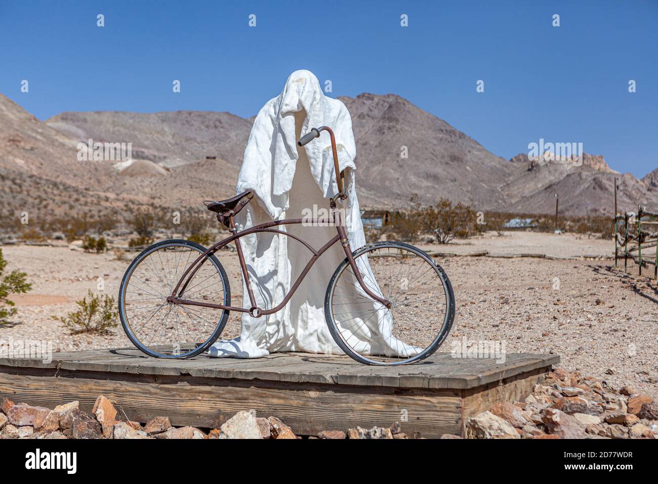 Statues dans la ville fantôme de Rhyolite, Nevada Banque D'Images