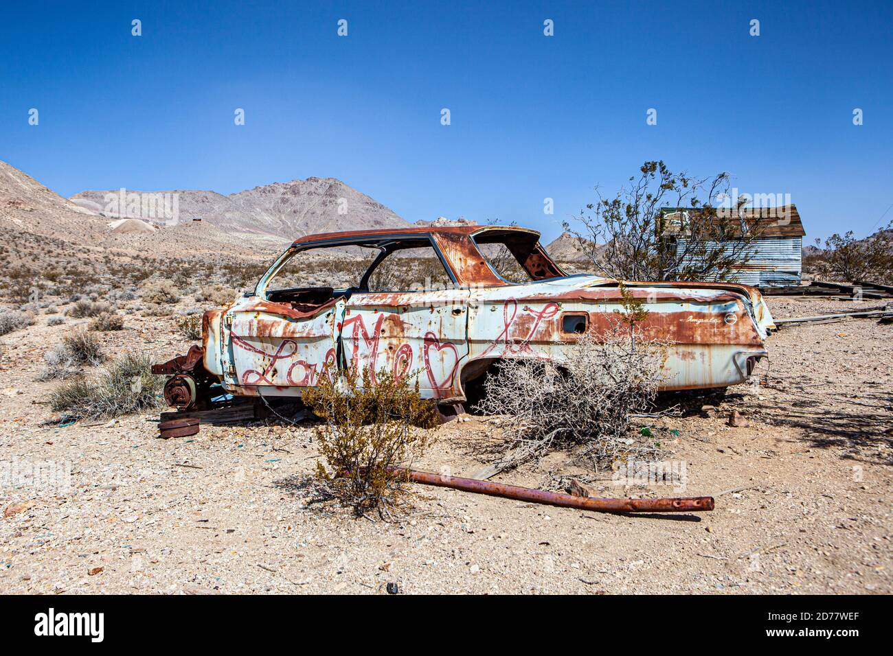Une voiture abandonnée dans la ville fantôme de Rhyolite, Nevada Banque D'Images