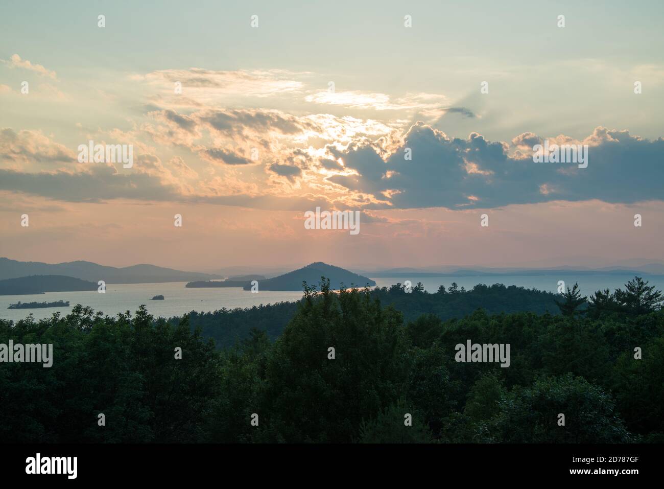 Couchers de soleil en soirée sur le lac Winnipesaukee Banque D'Images