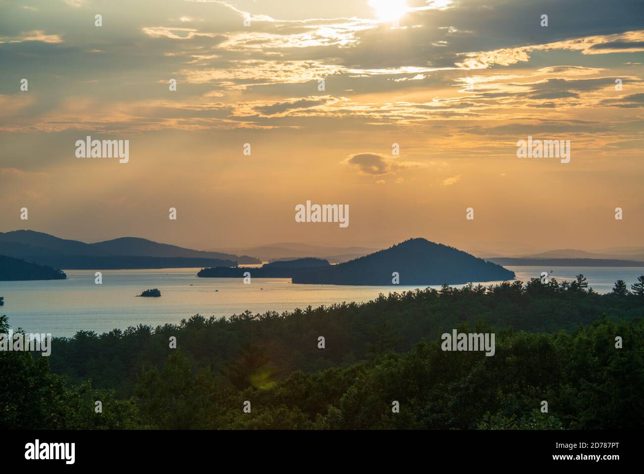 Couchers de soleil en soirée sur le lac Winnipesaukee Banque D'Images