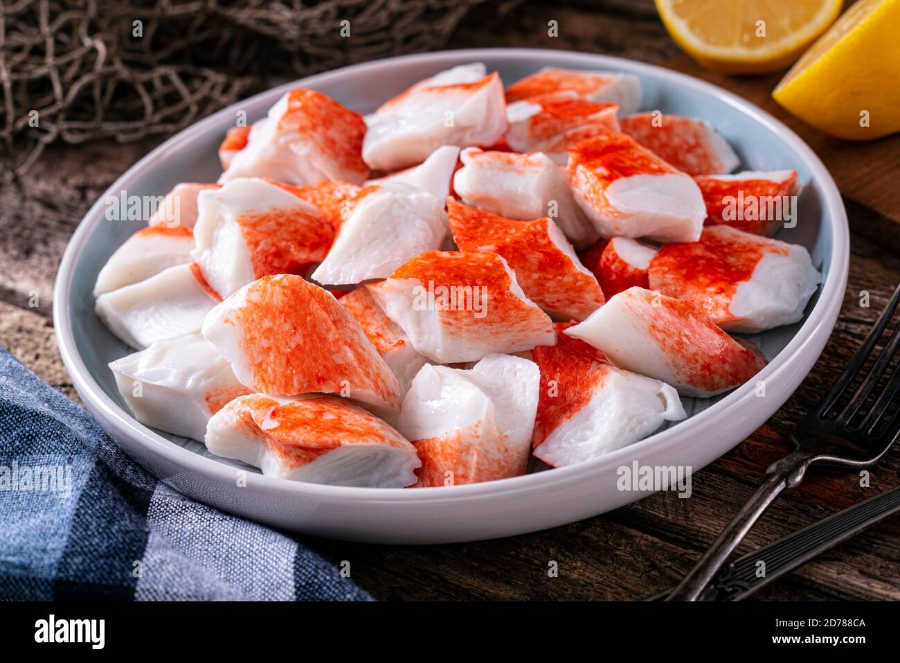 Une assiette de goberge à saveur de crabe surimi de style flocons. Banque D'Images