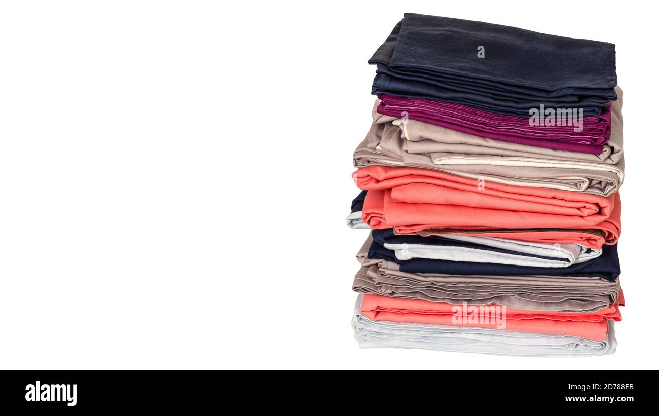 Pile de linge de maison en coton propre plié sur un fond blanc. Le concept de ménage et de stockage. Gros plan. Copier l'espace Banque D'Images