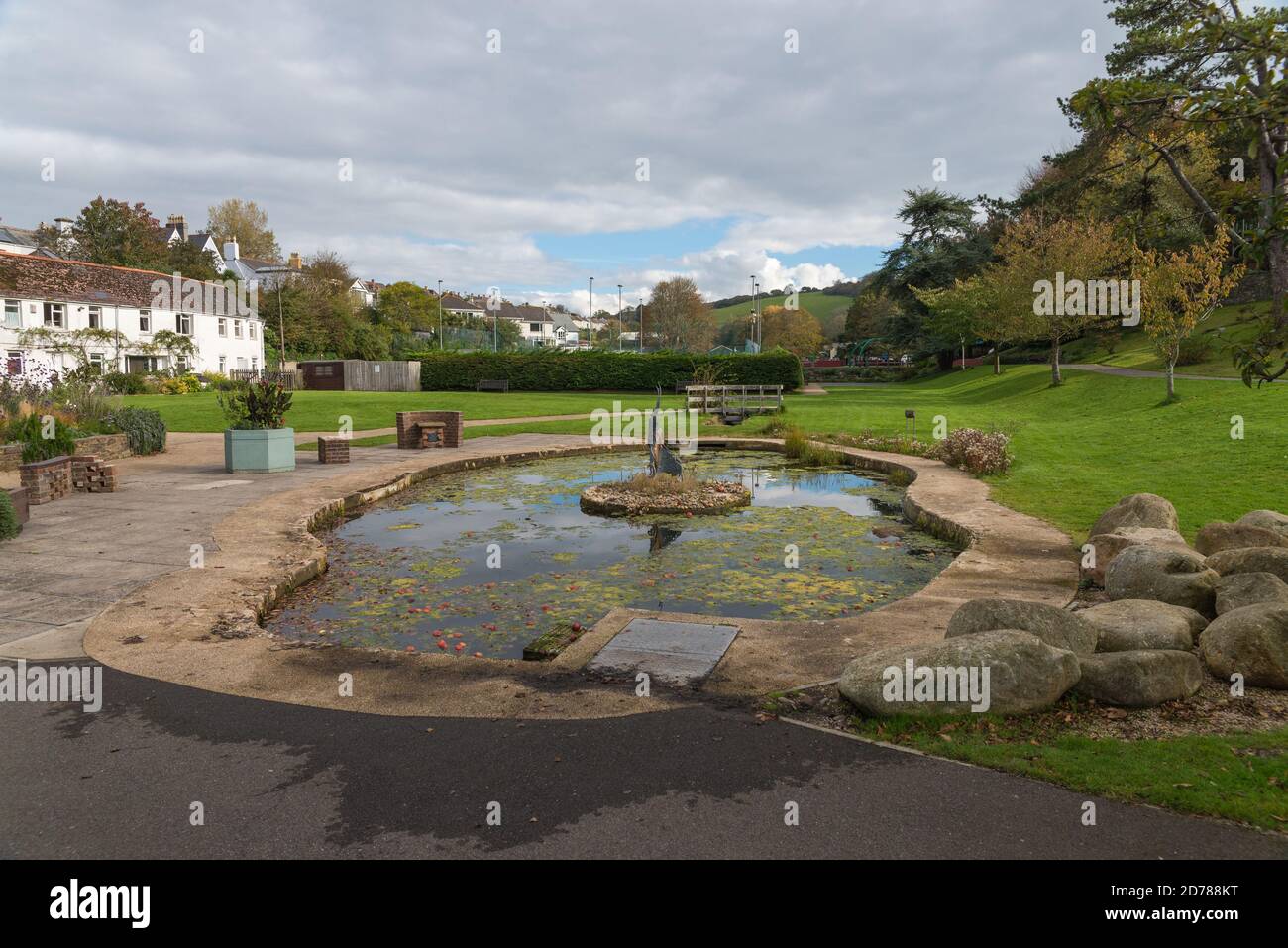 Étang dans le terrain de loisirs de la ville de South Hams de Kingsbridge, Devon, Royaume-Uni Banque D'Images
