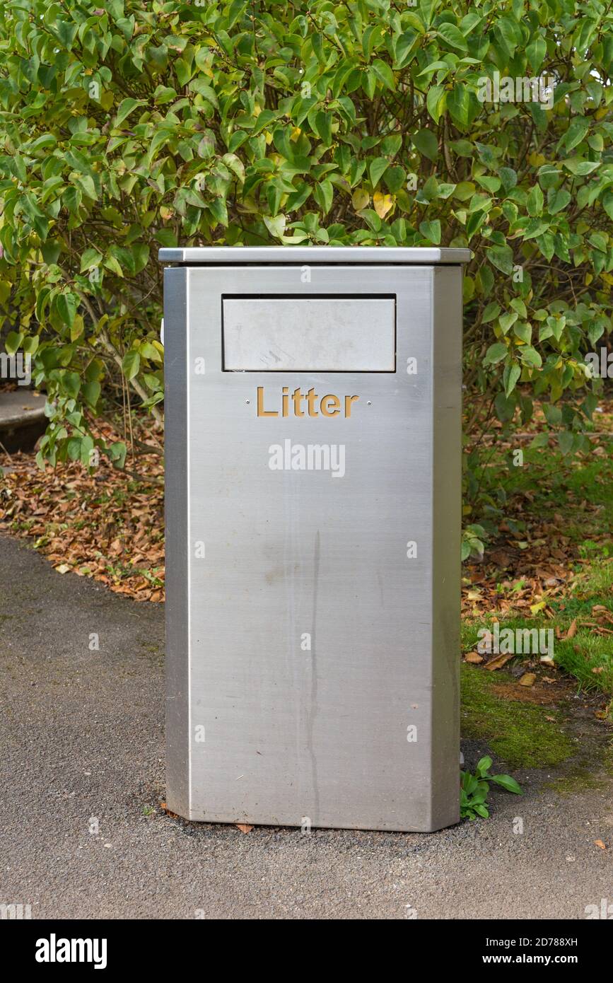 Bac à litière en acier inoxydable sur un chemin dans le terrain de jeux de Kingsbridge, Devon, Royaume-Uni Banque D'Images