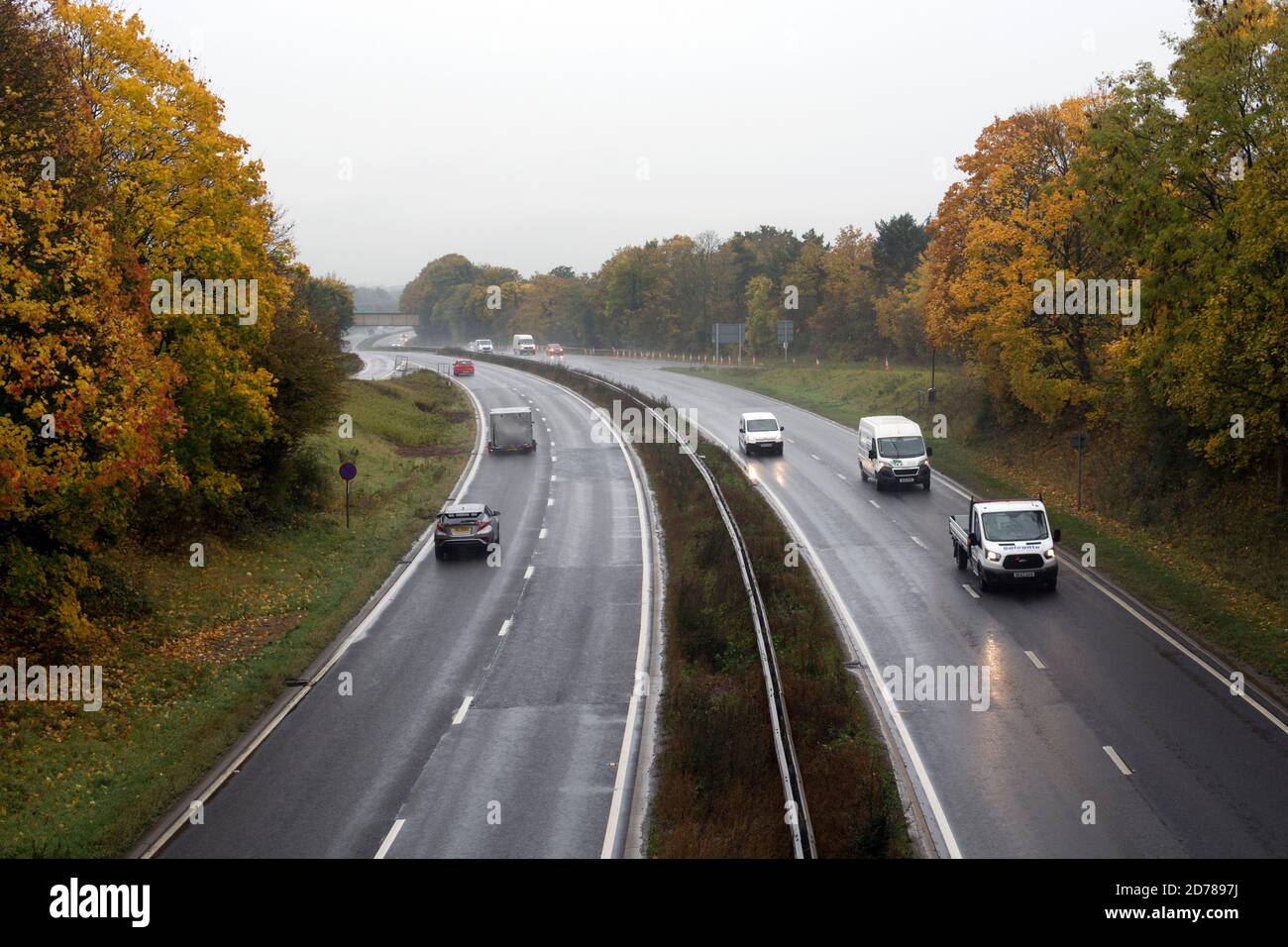 A46 route sur une journée humide et terne en automne, Warwick, Royaume-Uni Banque D'Images