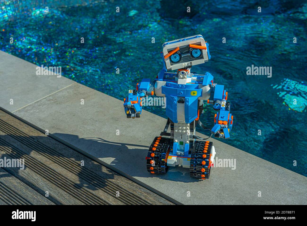 Nice, France 16 octobre 2020. Robotique. La voiture robot Lego Boost.  Science, technologie. Arrière-plan extérieur Photo Stock - Alamy