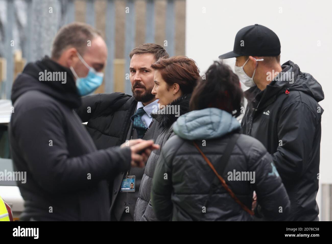 Vicky McClure (au centre) et Martin Compston (deuxième à droite) sur l'ensemble de la sixième série de Line of Duty, qui est en train de filmer dans le quartier de la cathédrale, Belfast. Banque D'Images