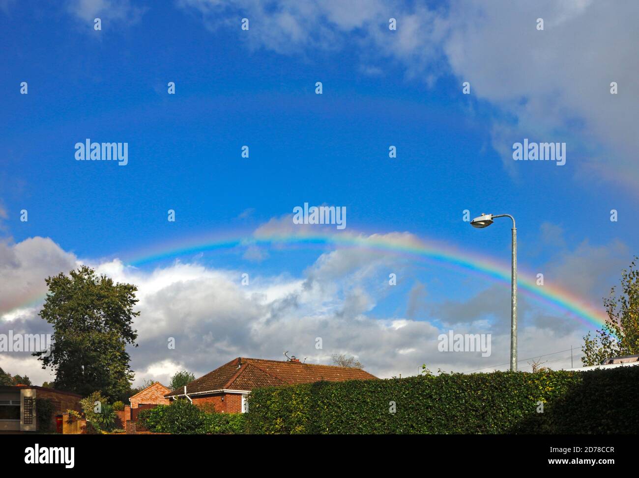 Un arc-en-ciel contre un ciel bleu lors d'une journée d'exposition en automne à Hellesdon, Norfolk, Angleterre, Royaume-Uni. Banque D'Images