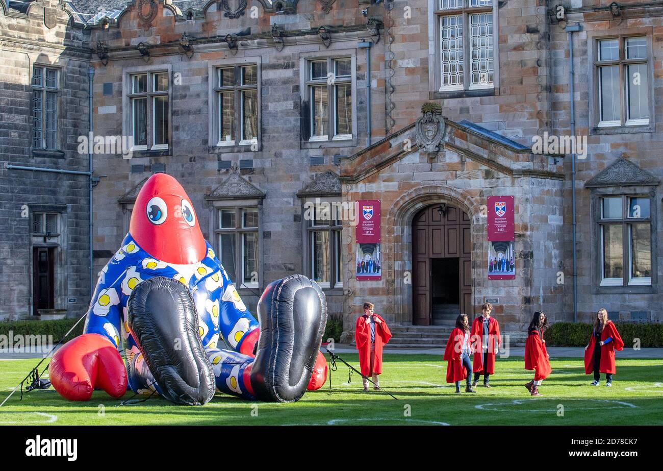 Les étudiants de premier cycle de l'Université de St Andrews se penchent de plus près sur Philip The Lobster dans le quartier de St Salvator's Quad, à St Andrews. Banque D'Images