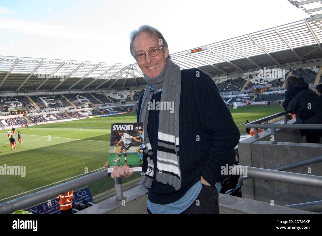 Spencer Davis revient à ses racines à Swansea pour assister à un match de football au Liberty Stadium à Swansea le 6 février 2010. Banque D'Images