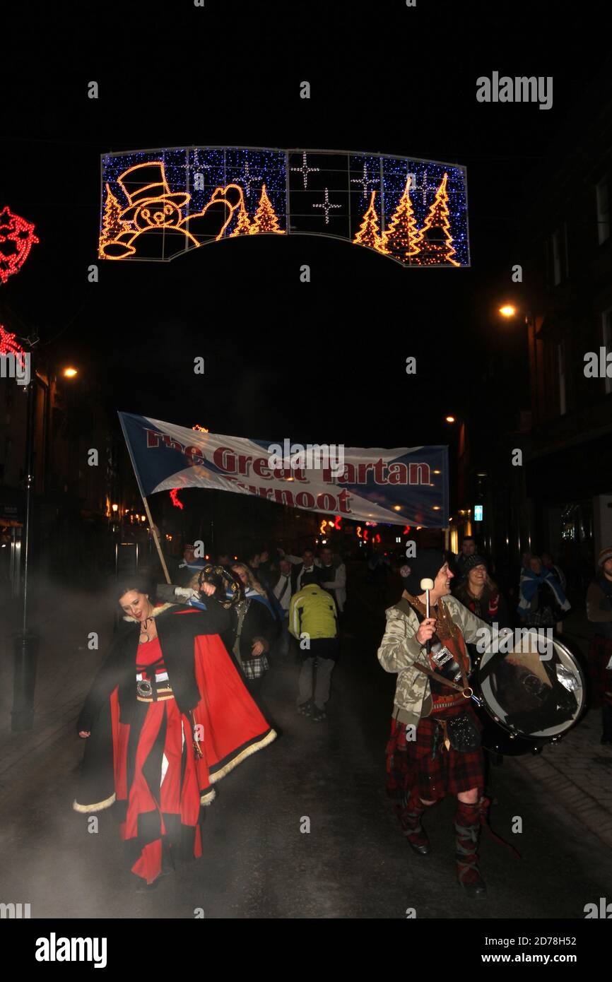 Ayr, Ayrshire, Écosse , Royaume-Uni. Dans le cadre de l'année du Homecoming écossais. South Ayrshire Council a organisé un week-end de St Andrews Grande participation de Tartan, où une procession de personnes à Tartan et portant des saltires a visité les pubs locaux à Ayr, le défilé a été établi sous la bannière de participation de Great Tatan Banque D'Images