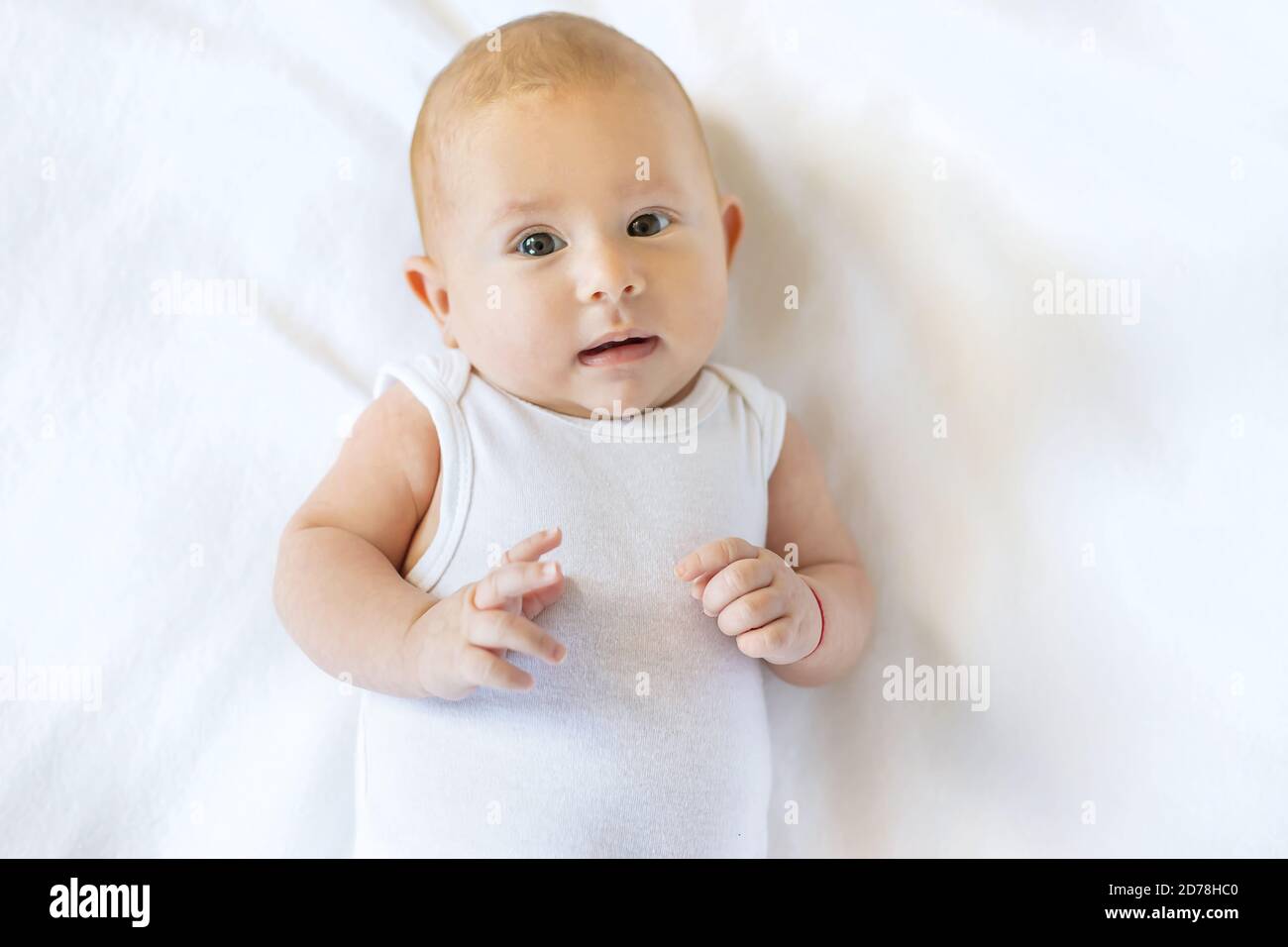 Bebe Avait Peur Sur Fond Blanc Mise Au Point Selective Personnes Photo Stock Alamy