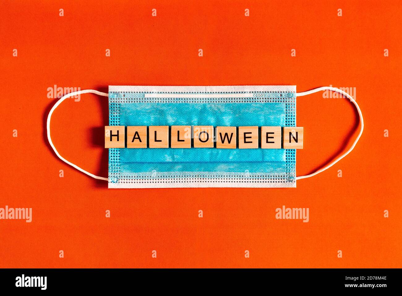 Lettering Halloween sur un masque de protection médicale sur fond noir avec silhouettes de chauves-souris en papier noir, Halloween 2020 dans une nouvelle réalité Banque D'Images