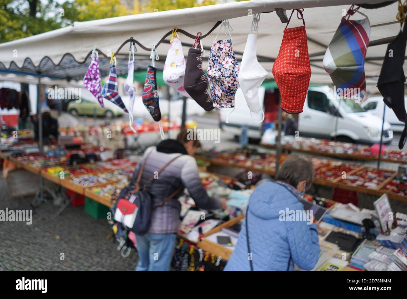 Berlin, Allemagne. 21 octobre 2020. Des masques pour le nez et la bouche sont offerts sur le marché hebdomadaire de Pankow. Afin de contenir la pandémie de corona, l'obligation de porter des masques à Berlin est en cours d'extension. À l'avenir, elle s'appliquera également aux marchés hebdomadaires, à certaines rues commerçantes et aux files d'attente où la distance minimale de 1.5 mètres ne peut pas être maintenue. Credit: Jörg Carstensen/dpa/Alay Live News Banque D'Images