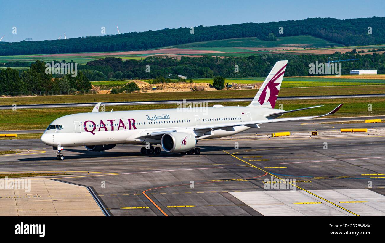 L'Airbus A350-900 de Qatar Airlines envoie un SMS au RW 16 À Vienne Banque D'Images