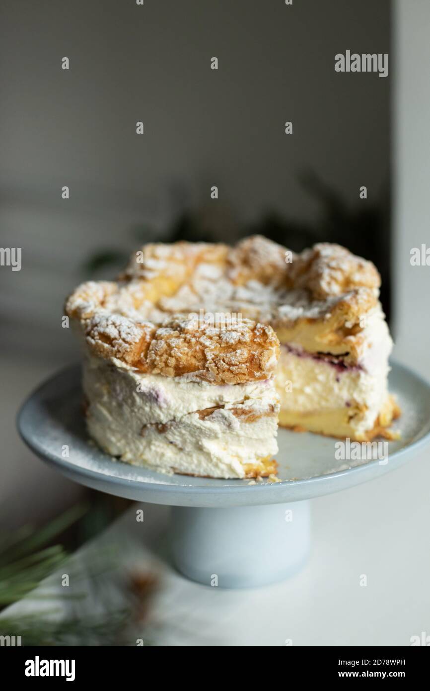 Gateau Polonais A La Creme De Montagne Carpathian Sur Un Support A Gateau Bleu En Ceramique Karpatka Maison Photo Stock Alamy Gateau Polonais A La Creme De Montagne Carpathian Sur Un Support A Gateau Bleu En Ceramique Karpatka Maison Photo Stock Alamy