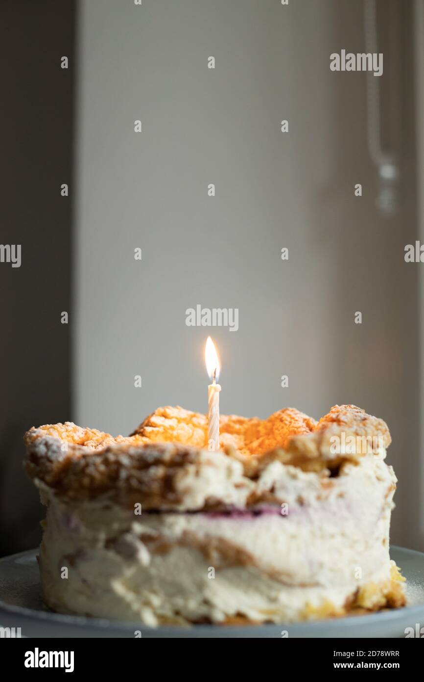 Gateau Polonais A La Creme De Montagne Carpathian Sur Un Support A Gateau Bleu En Ceramique Un Morceau De Gateau Sur L Assiette Karpatka Maison Photo Stock Alamy Gateau Polonais A La Creme De Montagne Carpathian Sur Un Support A Gateau Bleu En Ceramique Un Morceau De Gateau Sur L Assiette Karpatka Maison Photo Stock Alamy