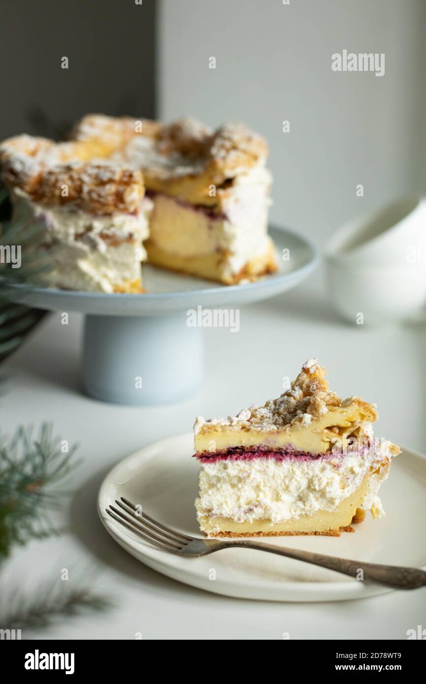 Gateau Polonais A La Creme De Montagne Carpathian Sur Un Support A Gateau Bleu En Ceramique Un Morceau De Gateau Sur L Assiette Karpatka Maison Photo Stock Alamy Gateau Polonais A La Creme De Montagne Carpathian Sur Un Support A Gateau Bleu En Ceramique Un Morceau De Gateau Sur L Assiette Karpatka Maison Photo Stock Alamy