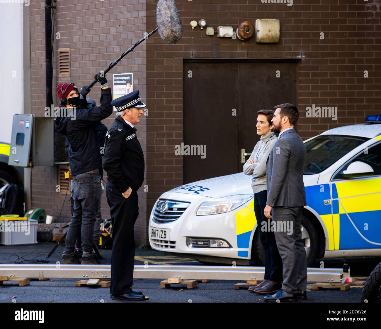 (De gauche à droite) Adrian Dunbar, Vicky McClure et Martin Compston sur le tournage de la sixième série de Line of Duty, qui est en train de filmer dans le quartier de la cathédrale, à Belfast. Banque D'Images