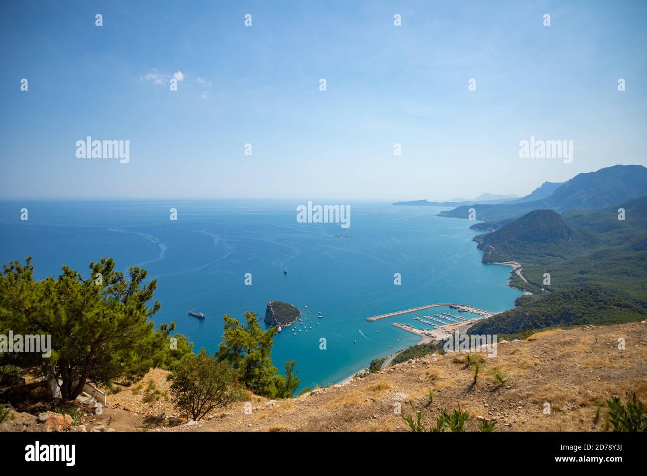 Vue de dessus sur les montagnes le long de la côte de mer près d'Antalya, vue de Tunektepe téléphérique, Turquie Banque D'Images