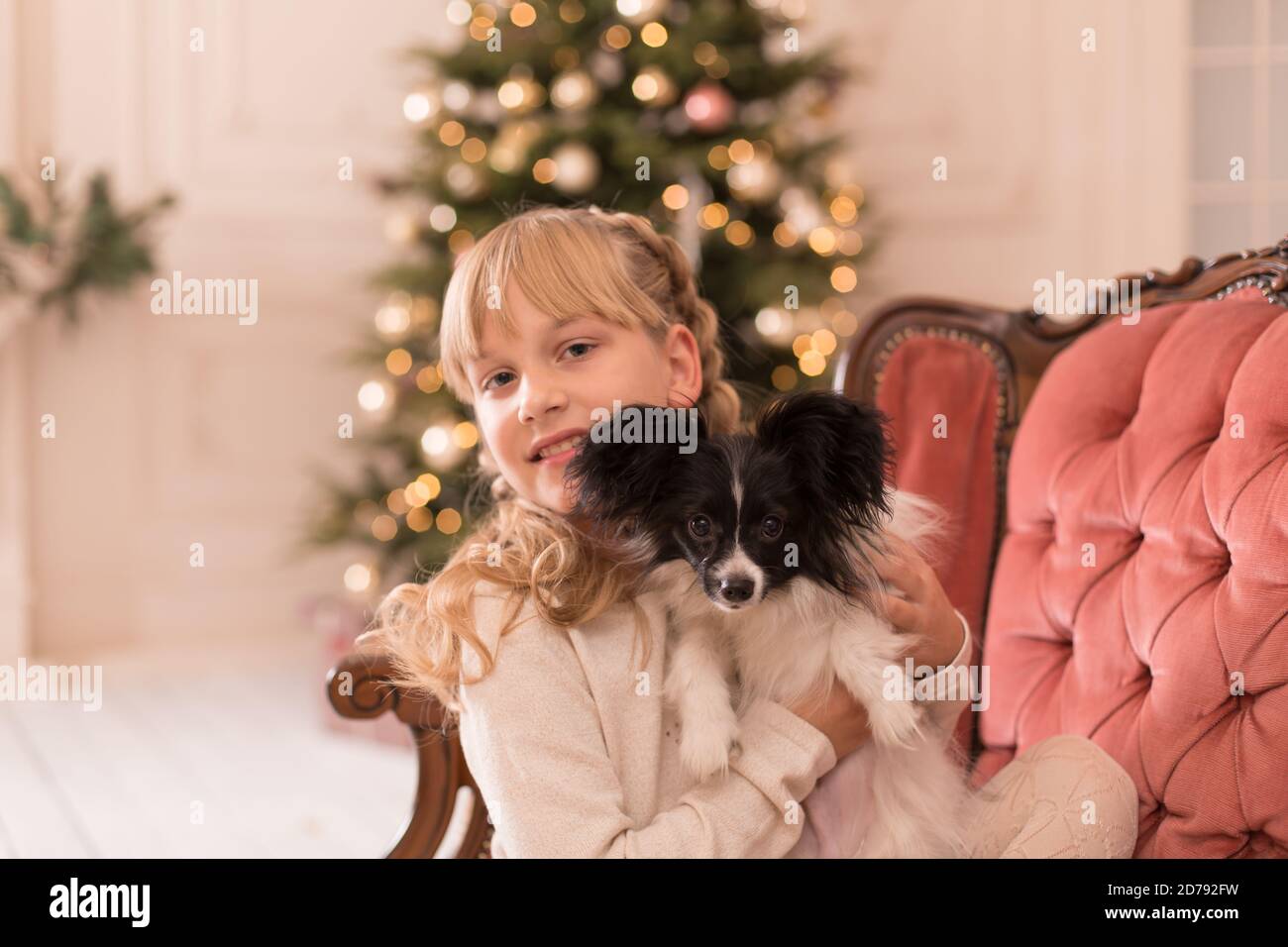 Le Père Noël a donné un chien à la fille pour Noël. Conte de Noël. Bonne  enfance. Premier animal de compagnie Photo Stock - Alamy