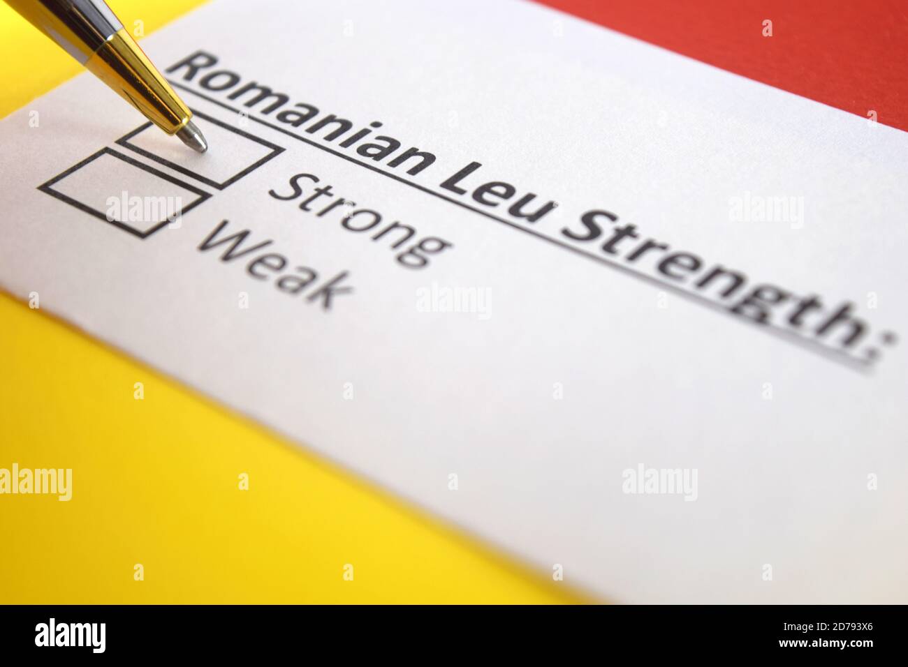 Une personne répond à une question sur la force de la monnaie de Leu roumaine. Banque D'Images