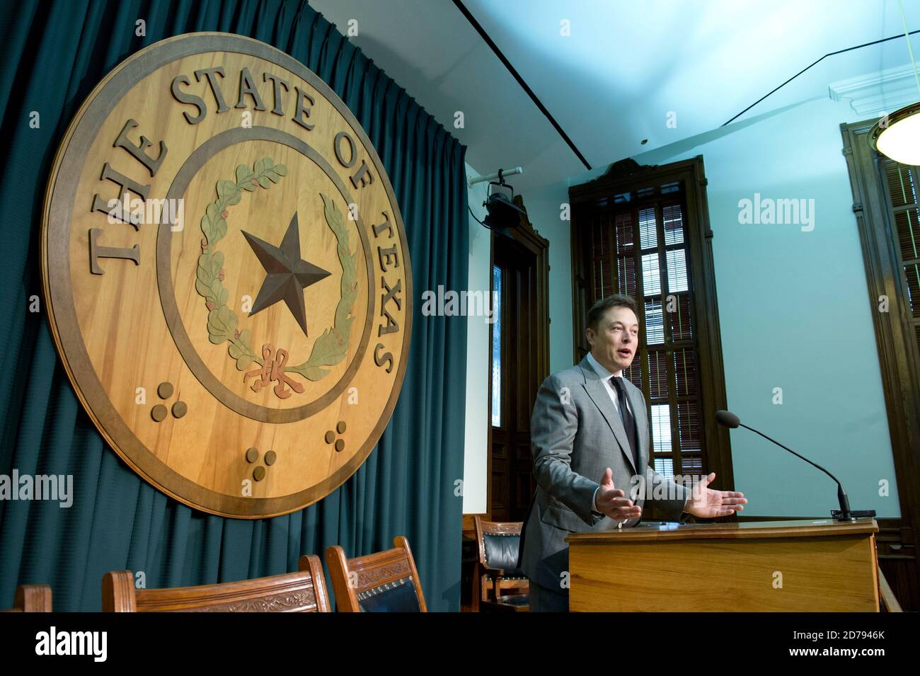 10 avril 2013, Austin, Texas, États-Unis : l'entrepreneur ELON MUSK, PDG de SpaceX et Tesla, rend visite au Capitole du Texas pour exhorter les législateurs à autoriser les ventes de voitures électriques Tesla directement aux acheteurs du Texas, lors d'une conférence de presse le 10 avril 2013. (Image de crédit : © Bob Daemmrich/ZUMA Wire) Banque D'Images