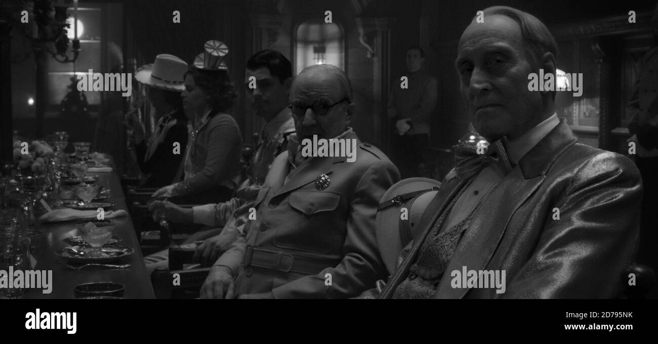 Mank est un film de fiction biographique américain à venir réalisé par David Fincher, basé sur un script écrit par son père Jack, et est produit par Ceán Chainin, Douglas Urbanski et Eric Roth. Le complot est centré autour du scénariste Herman J. Mankiewicz et de ses batailles avec le réalisateur Orson Welles sur le scénario de Citizen Kane (1941). Cette photographie est à usage éditorial exclusif et est le droit d'auteur de la compagnie de film et/ou le photographe assigné par la compagnie de film ou de production et ne peut être reproduite que par des publications en conjonction avec la promotion du film ci-dessus. A obligatoire Banque D'Images Mank est un film de fiction biographique américain à venir réalisé par David Fincher, basé sur un script écrit par son père Jack, et est produit par Ceán Chainin, Douglas Urbanski et Eric Roth. Le complot est centré autour du scénariste Herman J. Mankiewicz et de ses batailles avec le réalisateur Orson Welles sur le scénario de Citizen Kane (1941). Cette photographie est à usage éditorial exclusif et est le droit d'auteur de la compagnie de film et/ou le photographe assigné par la compagnie de film ou de production et ne peut être reproduite que par des publications en conjonction avec la promotion du film ci-dessus. A obligatoire Banque D'Images