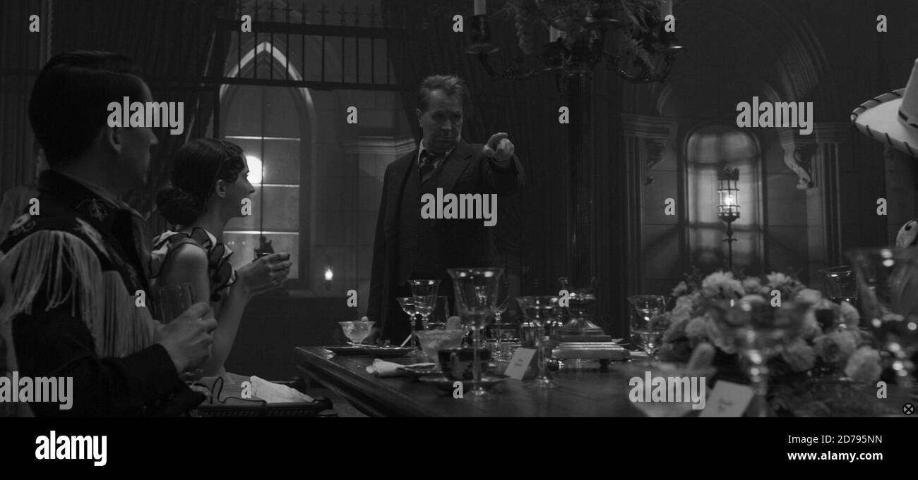 Mank est un film de fiction biographique américain à venir réalisé par David Fincher, basé sur un script écrit par son père Jack, et est produit par Ceán Chainin, Douglas Urbanski et Eric Roth. Le complot est centré autour du scénariste Herman J. Mankiewicz et de ses batailles avec le réalisateur Orson Welles sur le scénario de Citizen Kane (1941). Cette photographie est à usage éditorial exclusif et est le droit d'auteur de la compagnie de film et/ou le photographe assigné par la compagnie de film ou de production et ne peut être reproduite que par des publications en conjonction avec la promotion du film ci-dessus. A obligatoire Banque D'Images Mank est un film de fiction biographique américain à venir réalisé par David Fincher, basé sur un script écrit par son père Jack, et est produit par Ceán Chainin, Douglas Urbanski et Eric Roth. Le complot est centré autour du scénariste Herman J. Mankiewicz et de ses batailles avec le réalisateur Orson Welles sur le scénario de Citizen Kane (1941). Cette photographie est à usage éditorial exclusif et est le droit d'auteur de la compagnie de film et/ou le photographe assigné par la compagnie de film ou de production et ne peut être reproduite que par des publications en conjonction avec la promotion du film ci-dessus. A obligatoire Banque D'Images