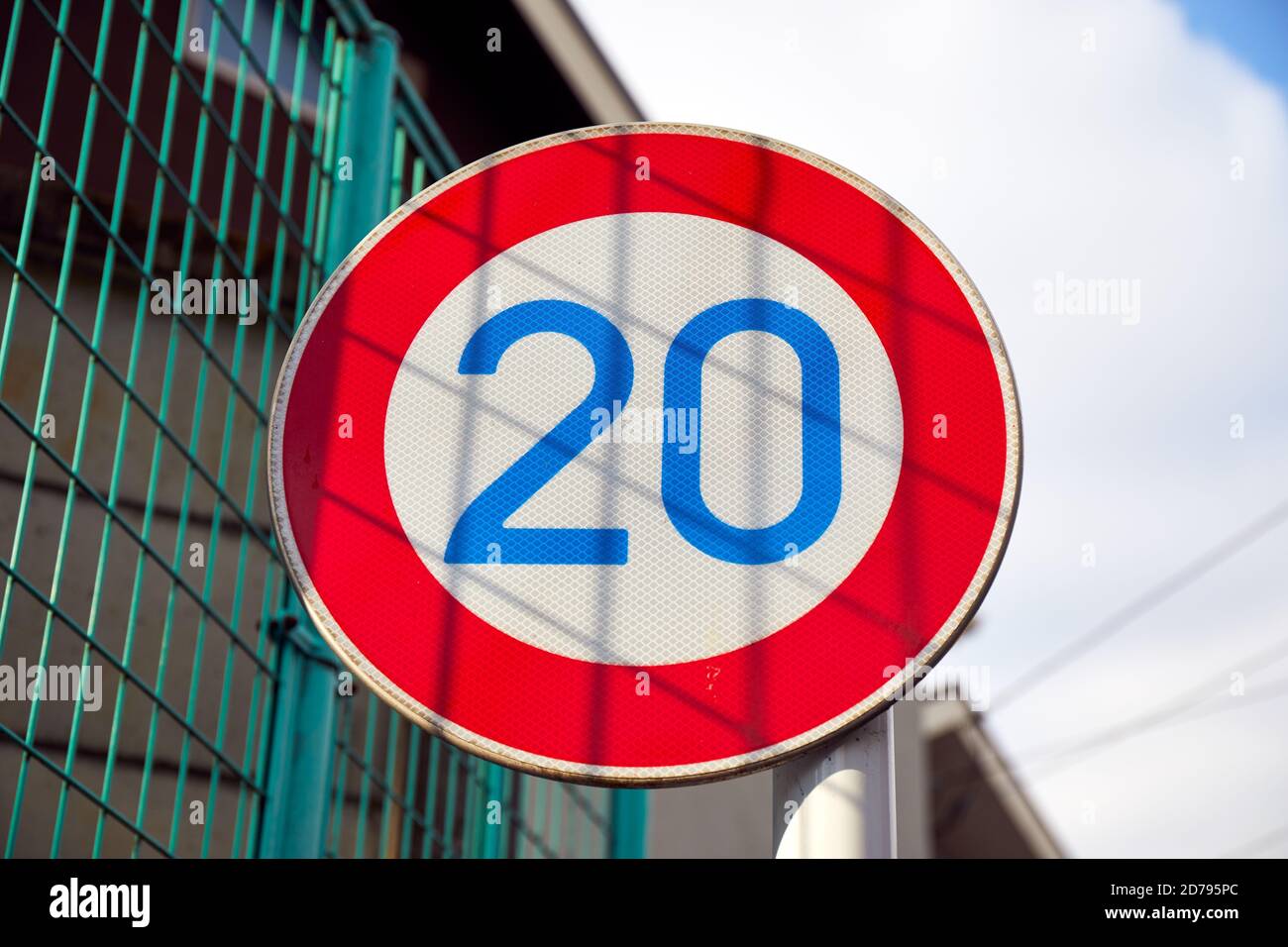 Panneau de limite de vitesse de 20 km/h ; Tokyo, Japon Banque D'Images