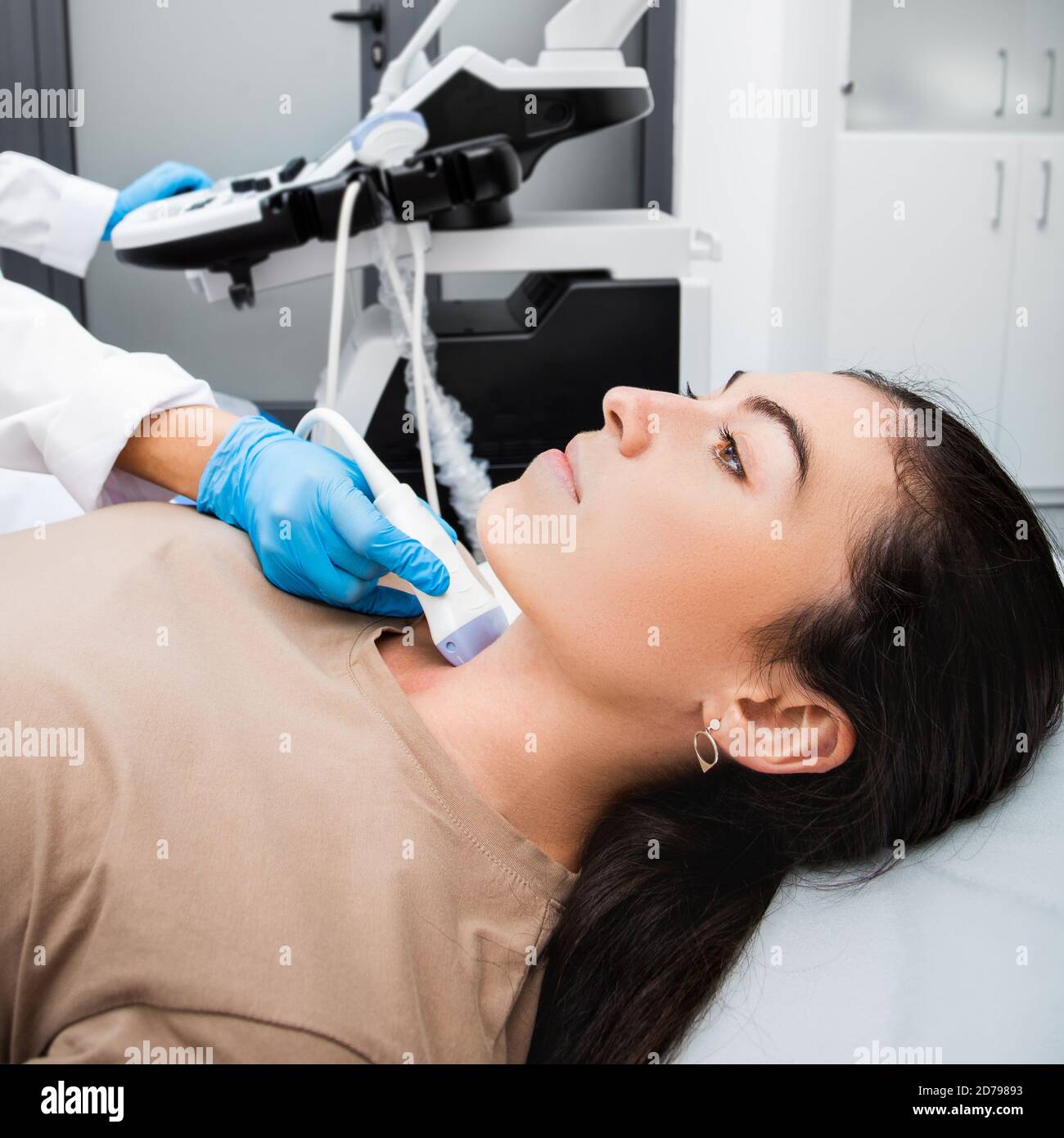 La patiente reçoit un diagnostic thyroïdien dans une clinique médicale. Diagnostic échographique du système endocrinien et de la thyroïde pour une femme Banque D'Images
