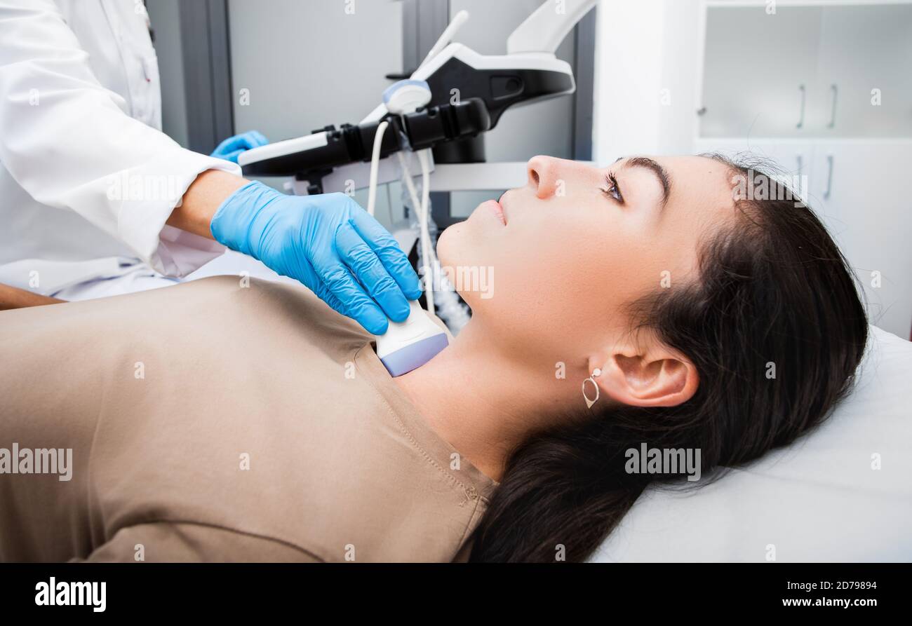 La patiente reçoit un diagnostic thyroïdien. Traitement de la thyrotoxicose et de l'hypothyroïdie Banque D'Images