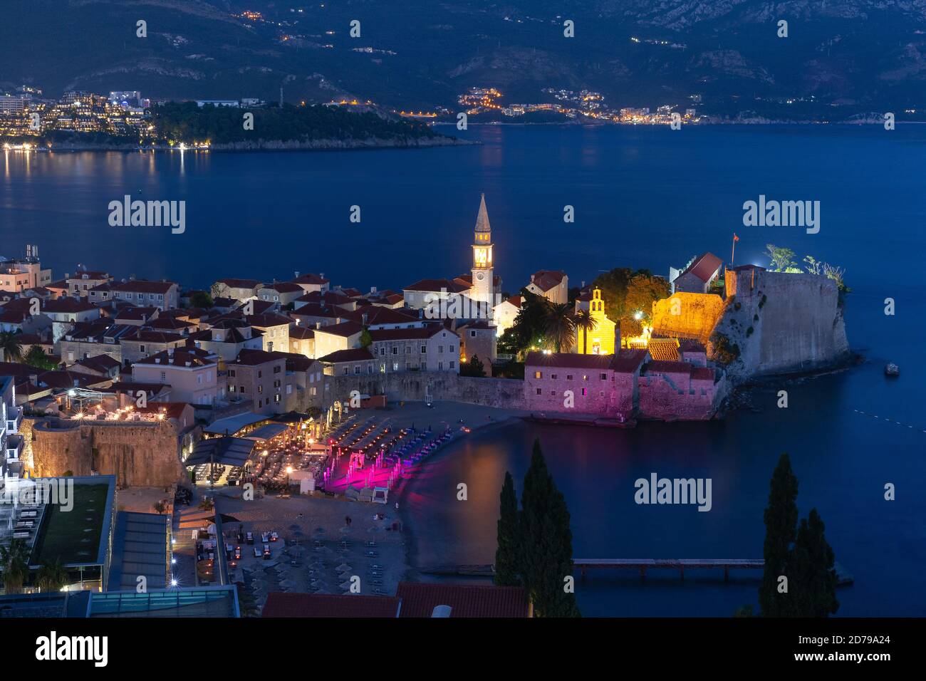 Vue aérienne de nuit saint Ivan et Sainte Trinité églises dans la vieille ville de Budva ville monténégrine sur la mer Adriatique, le Monténégro Banque D'Images