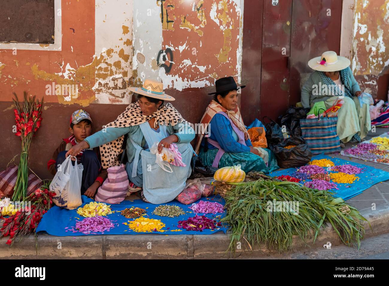 24 février 2020 : femmes portant des vêtements traditionnels et vendant des tissus, des fleurs et des légumes dans la rue. Potos’, Bolivie Banque D'Images