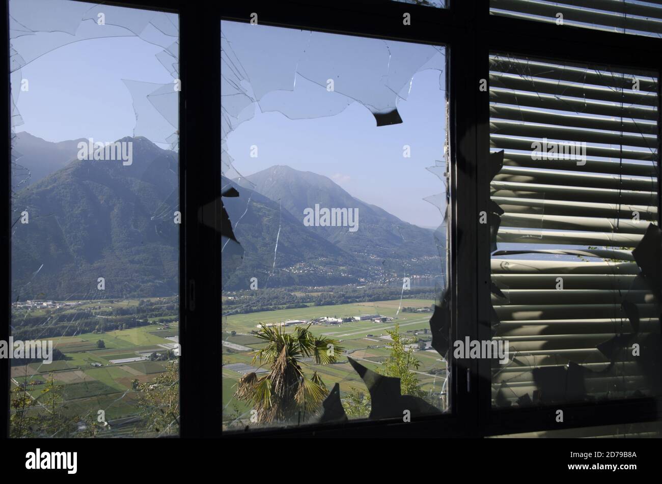Vue panoramique sur la montagne depuis un bâtiment abandonné vu par une ...