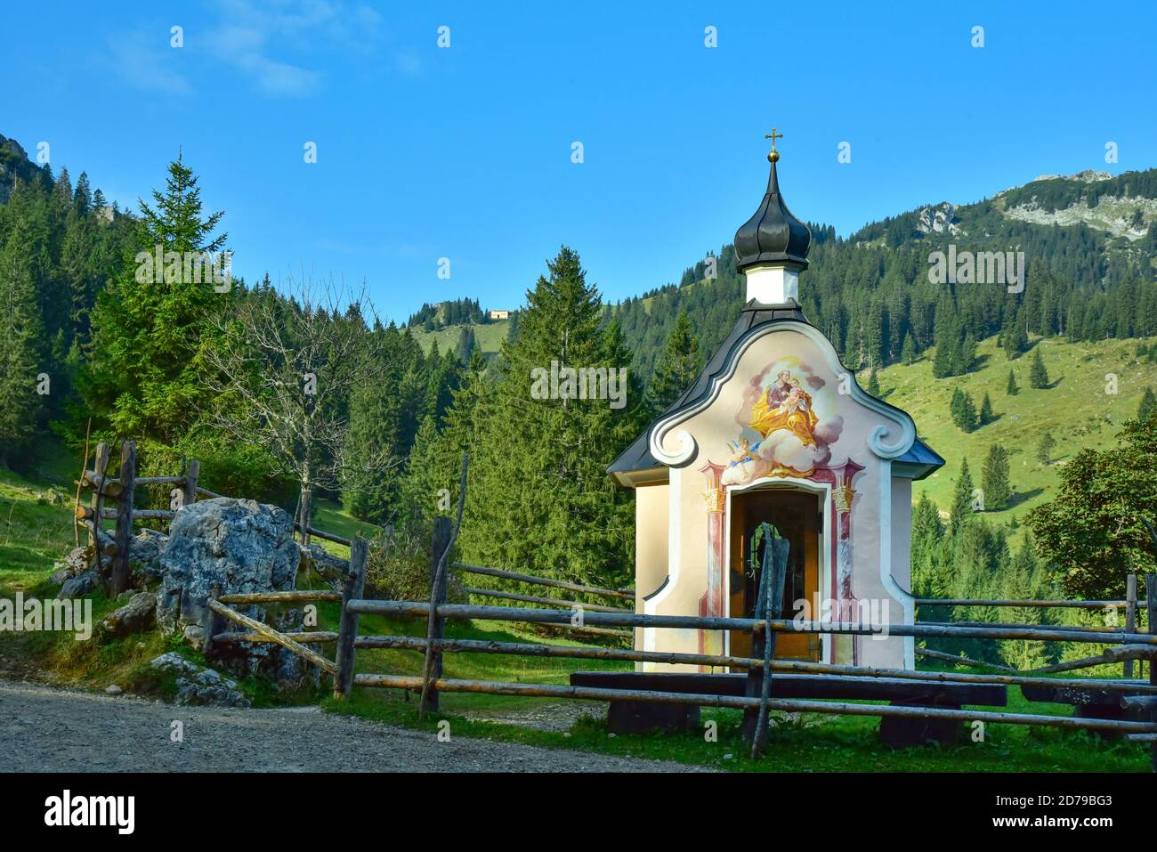 Chapelle Saint-Joseph sur le sentier de randonnée vers Pürschling, Alpes d'Ammergau, en arrière-plan le août-Schuter-Haus (1564 m), Unterammergau, Bavière, Allemagne Banque D'Images