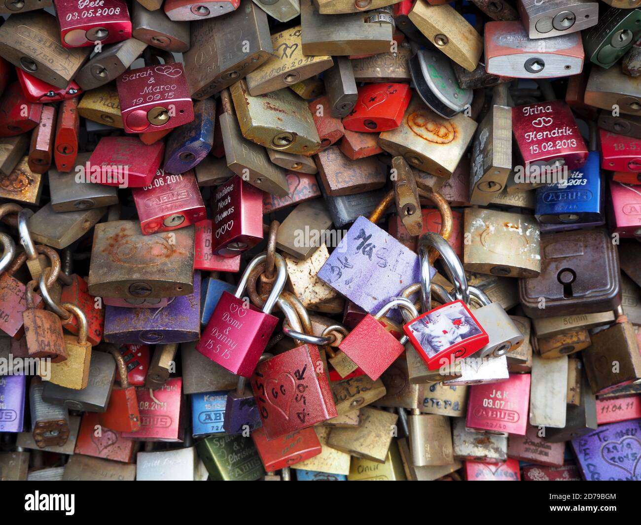 Cadenas pour amoureux sur un pont à Cologne, Allemagne Banque D'Images