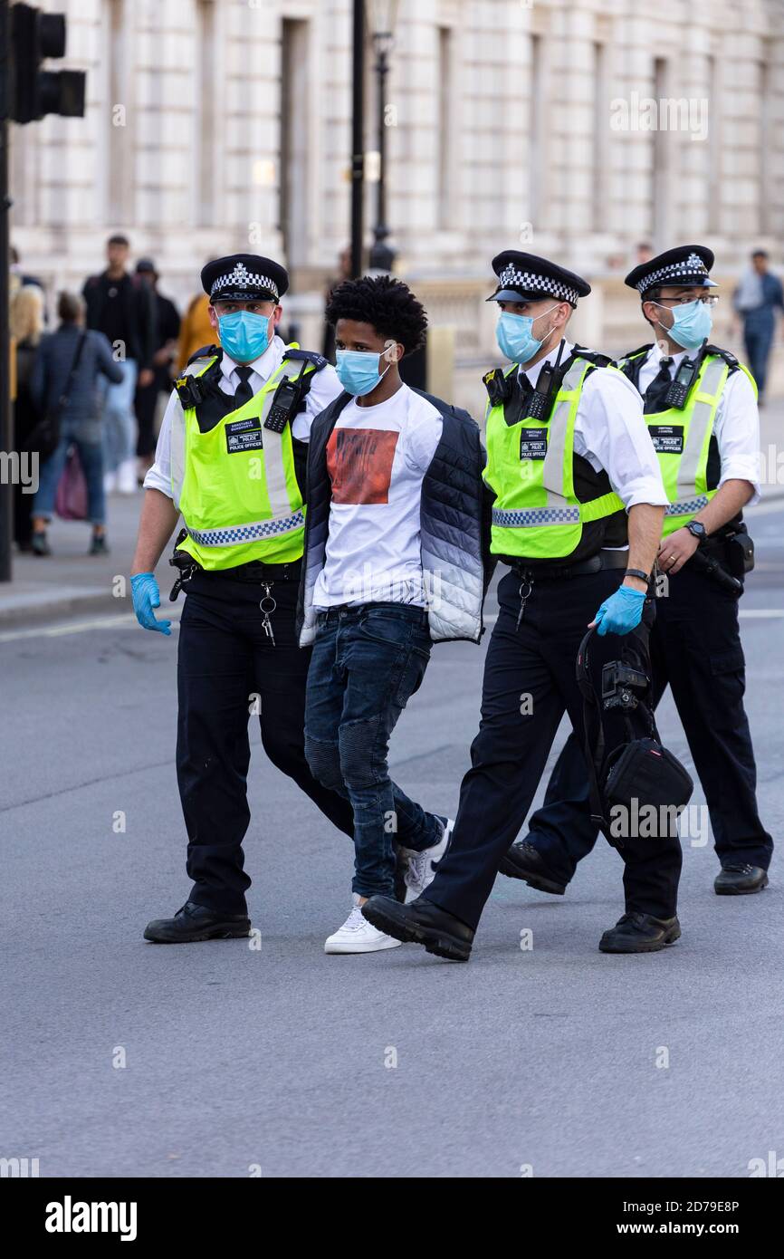 La police a arrêté un manifestant éthiopien pour avoir enfreint les restrictions de distance sociale de la COVID-19, manifestation de personnes d'Oromo, Whitehall, Londres, 10 septembre Banque D'Images